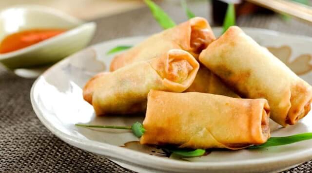 vegetable spring rolls with dipping sauce